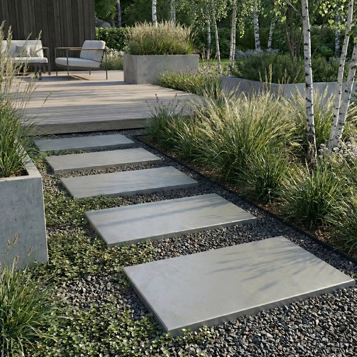 Markplatta galvaniserad i en modern svensk trädgård med rabattkanter