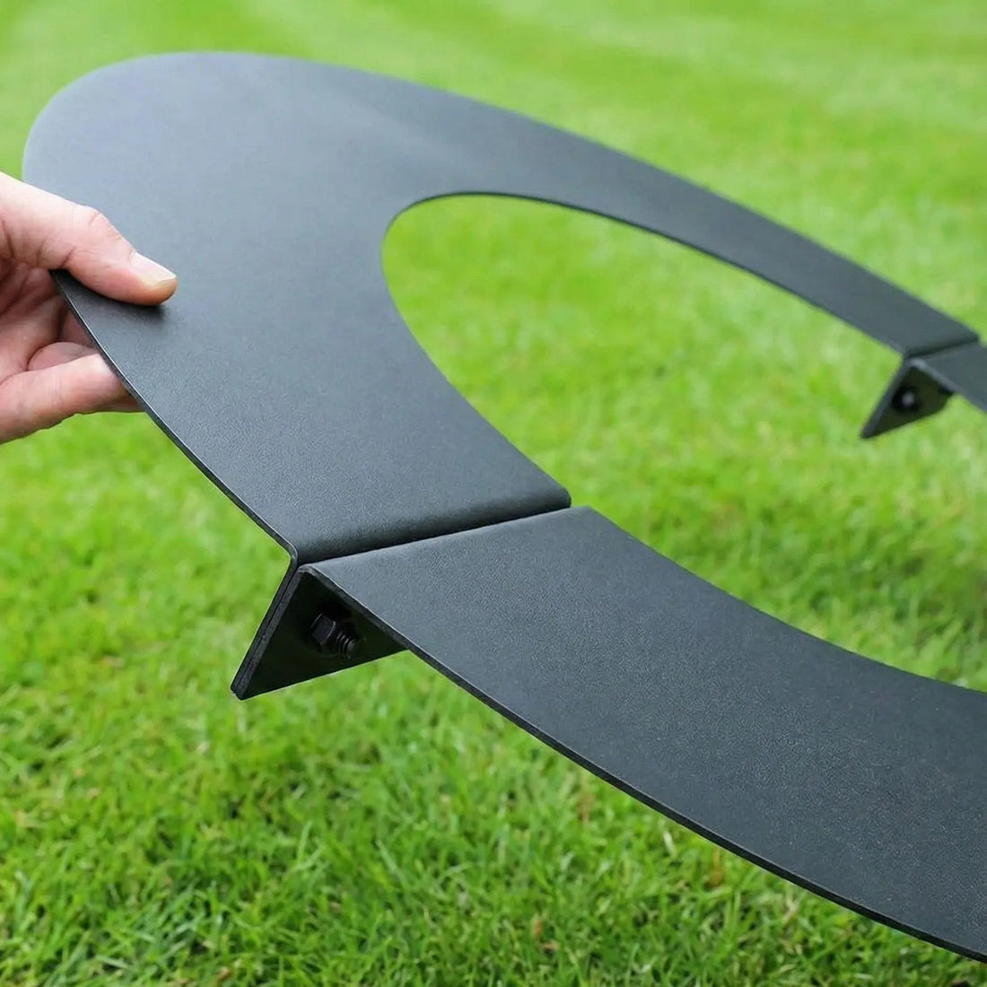 Robot trädring som hålls upp framför kameran